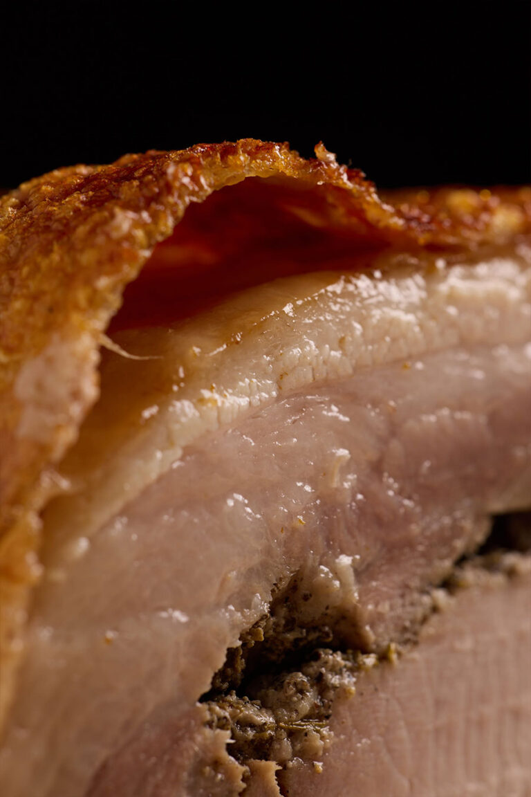 tronchetto di porchetta di Aricchia tagliato con crosta in evidenza