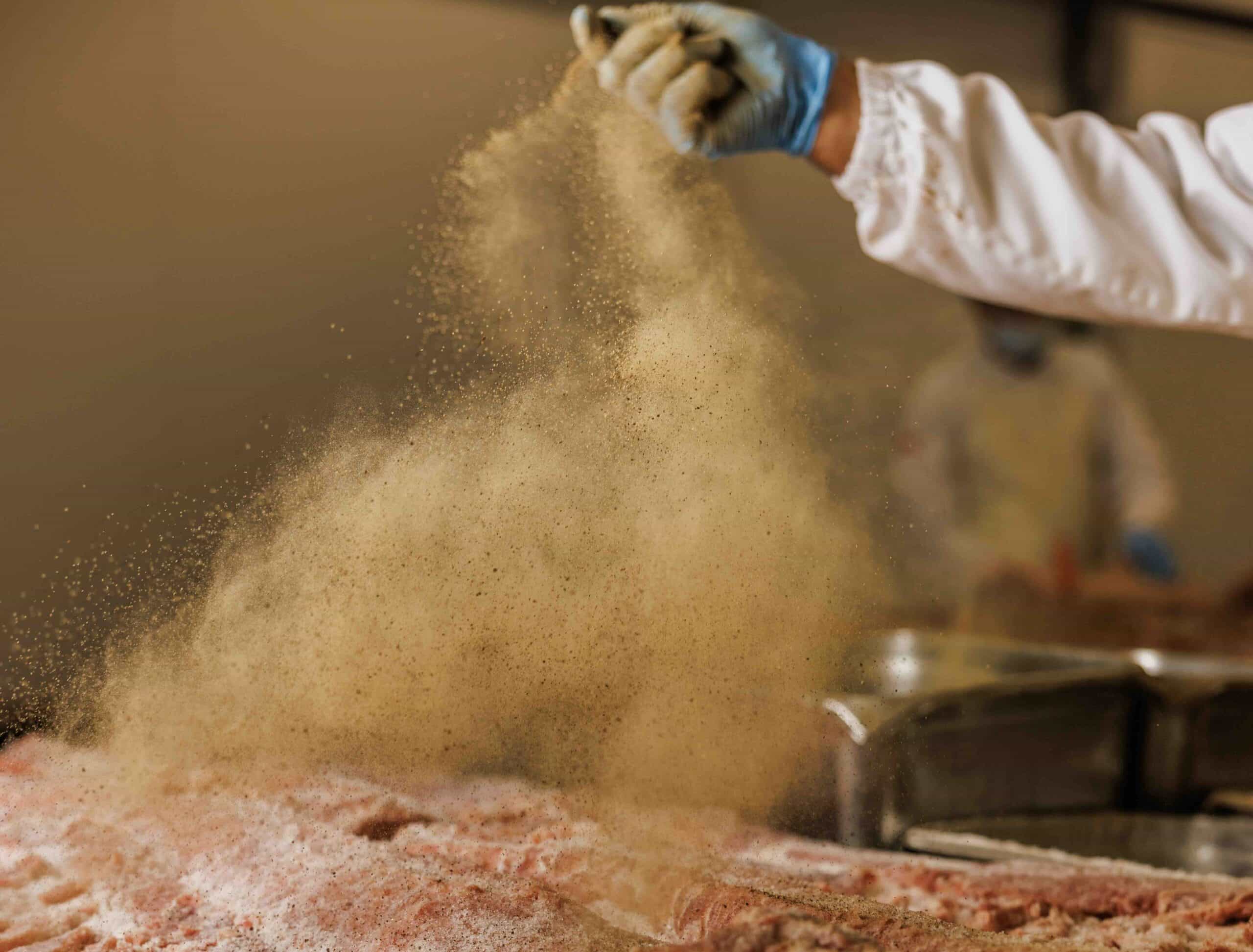 Rosmarino fresco, spicchi d'aglio e pepe nero su superficie in legno, le quattro spezie della Porchetta di Ariccia IGP secondo il disciplinare